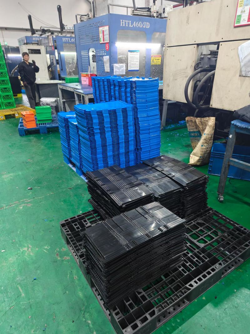 plastic crates production in factory